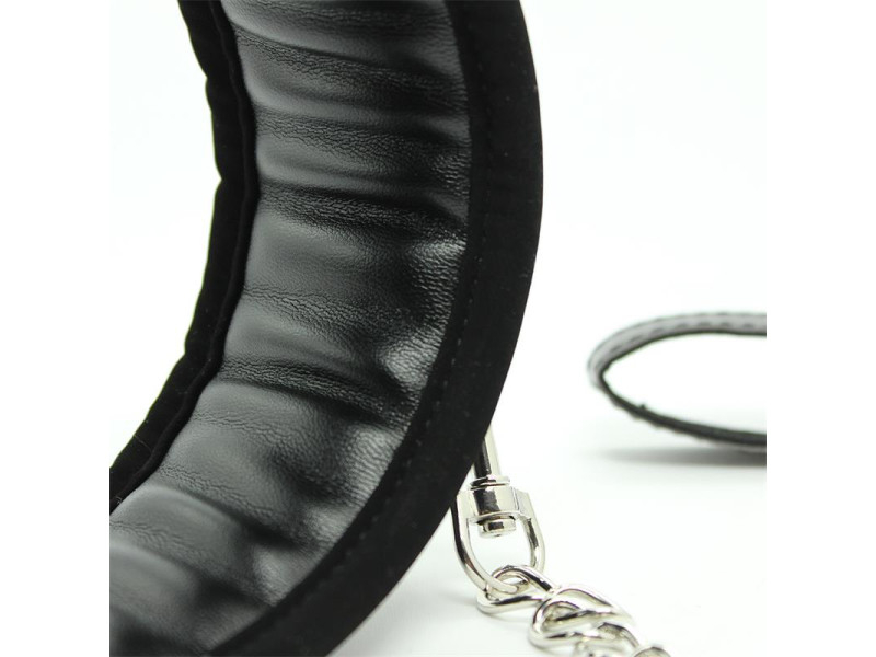 Collar con Correa de Metal e Interior Acolchado Negro