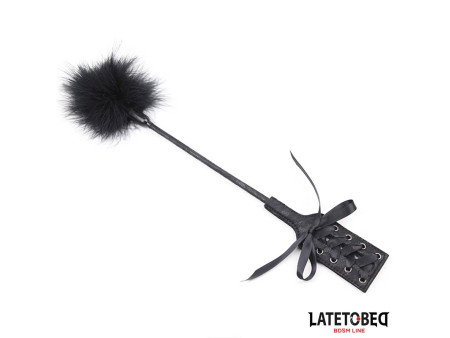 Plumero con Fusta Encaje y Lazo Negro Plumero con Fusta Encaje y Lazo Negro