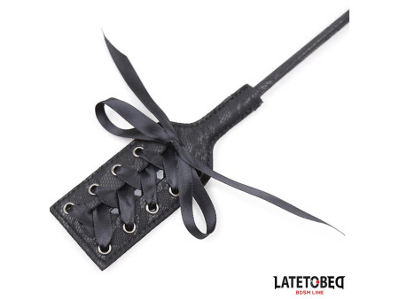 Plumero con Fusta Encaje y Lazo Negro Plumero con Fusta Encaje y Lazo Negro