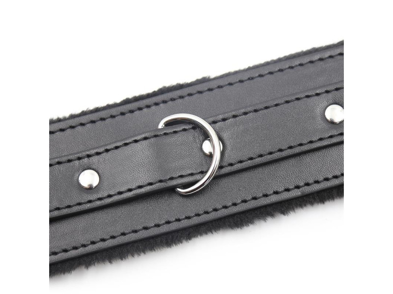 Collar con Correa de Metal Negro