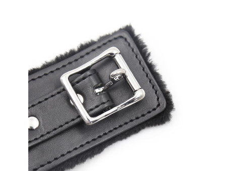 Collar con Correa de Metal Negro