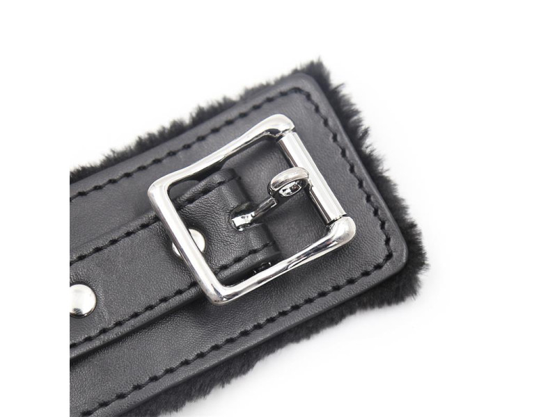 Collar con Correa de Metal Negro