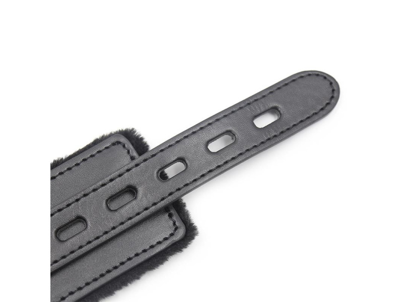Collar con Correa de Metal Negro